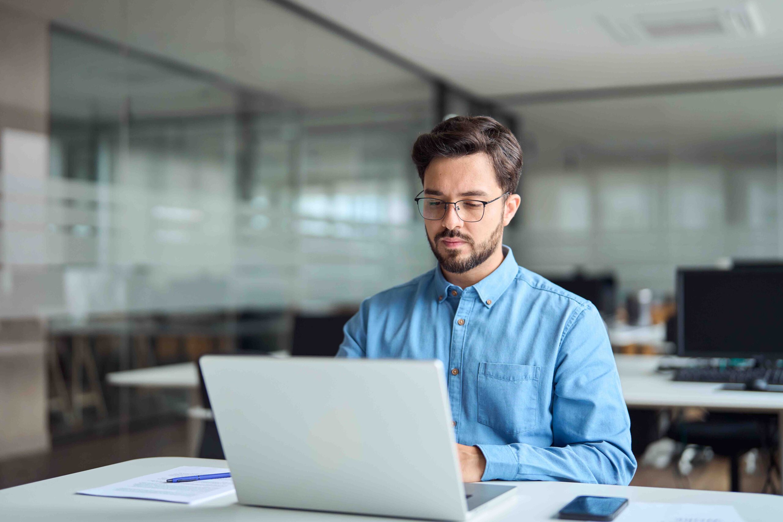 Junger mann arbeitet am laptop